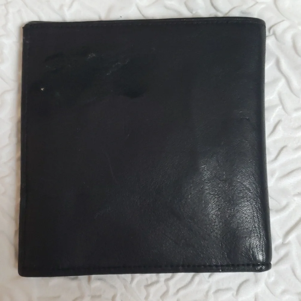 Docker Mens Fullgrain Leather black bifold square wallet. Size 4